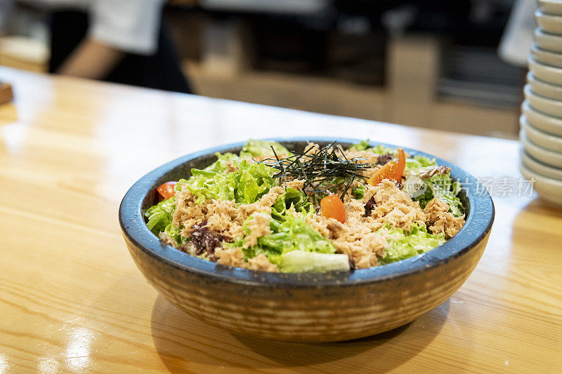 日本料理餐厅的蔬菜沙拉