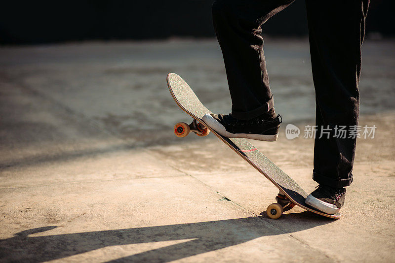 亚洲男性在滑板公园玩滑板