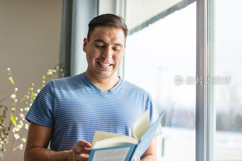 在家庭办公室微笑的千禧男性照片系列