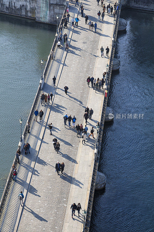 人们走在Muensterbruecke，鸟瞰图，瑞士