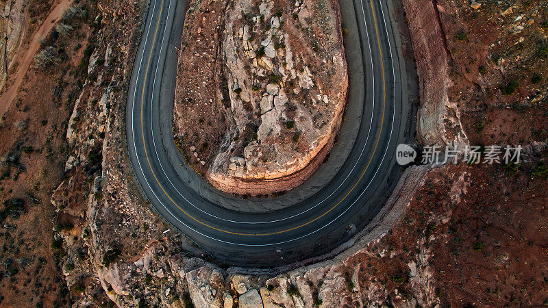 空荡的沙漠道路上鸟瞰图