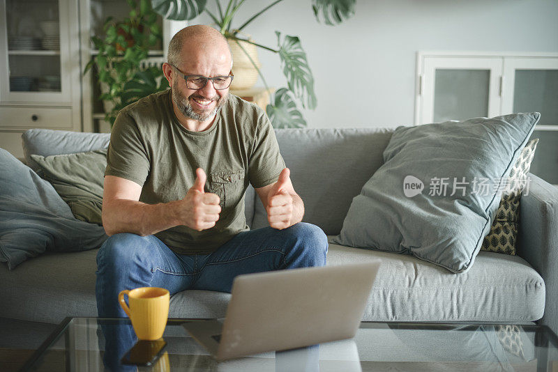 成年男性在家办公(使用笔记本电脑)