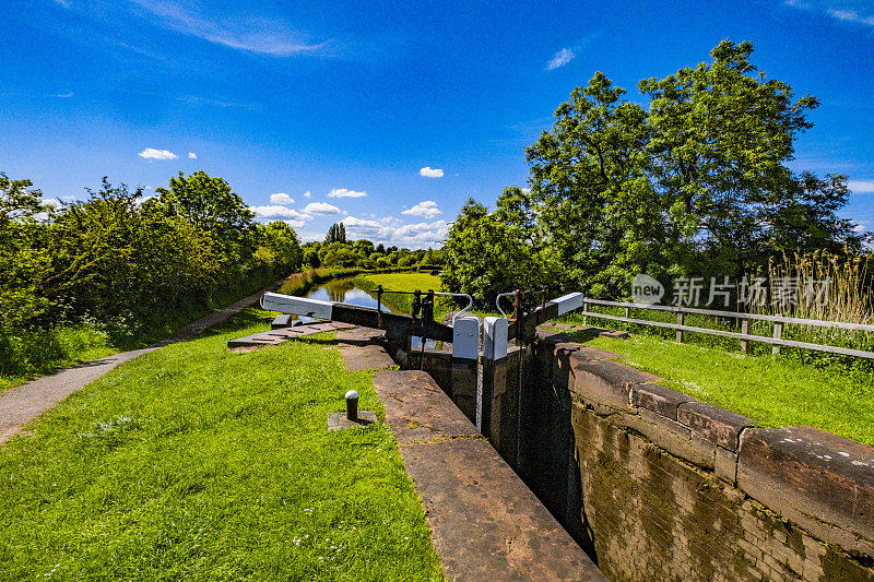 湖河水渠风景优美的英国-德罗伊维奇运河，德罗伊维奇温泉英国伍斯特郡