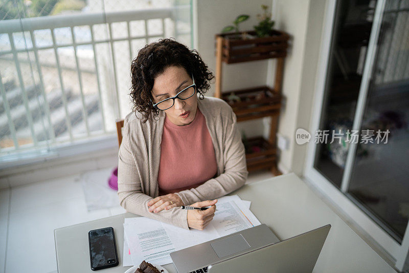 一个女人在家打虚拟商务电话