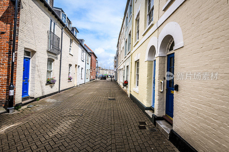 英国韦茅斯的维多利亚式建筑通向码头的街道