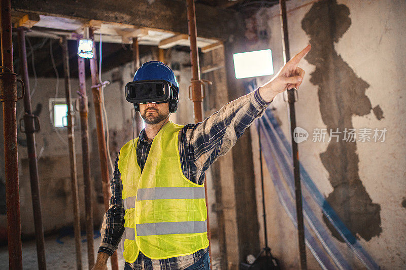 男工程师在工地上戴VR眼镜