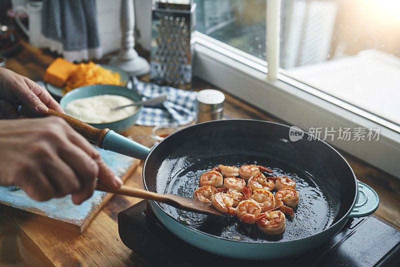 在家庭厨房准备虾，培根和麦片