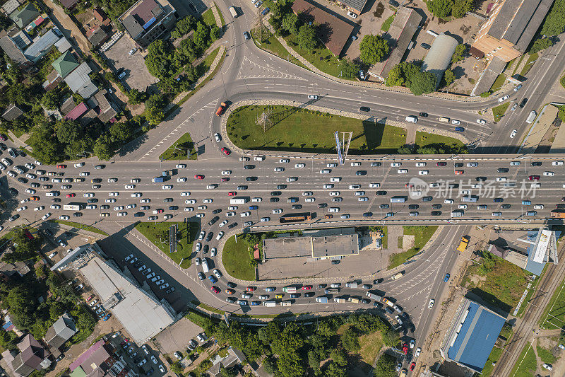 交通天线-俯瞰高速公路繁忙的城市高峰时间交通拥堵的高速公路。
