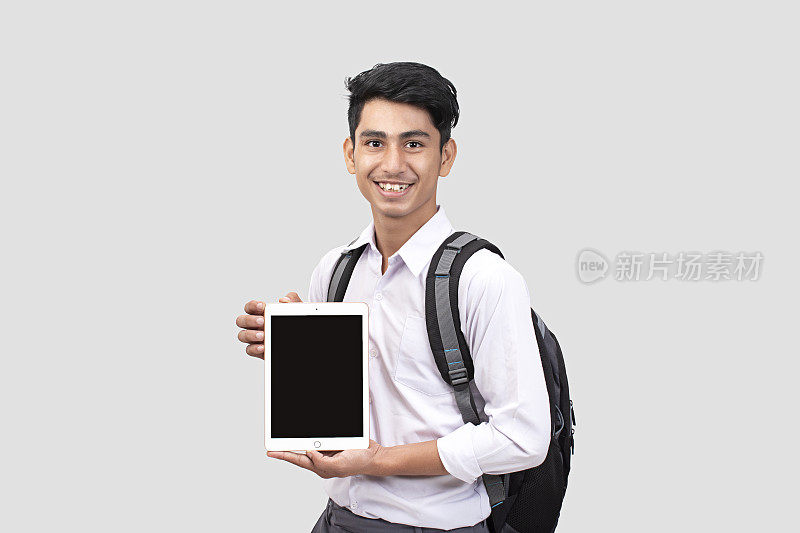 上学男孩显示空白屏幕的数码平板电脑库存照片