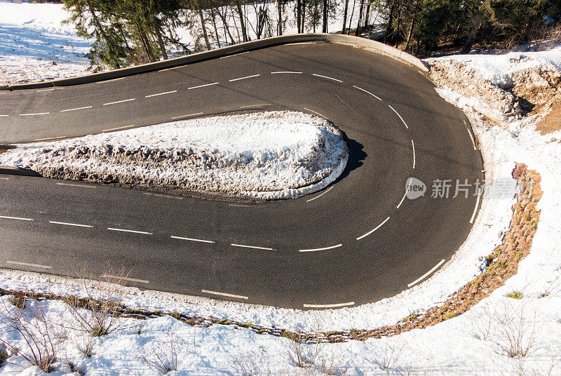 在阿尔卑斯山脉蜿蜒的道路上有一个急转弯