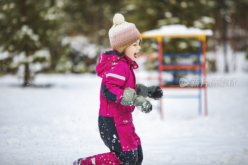 孩子们寒假在户外打雪仗