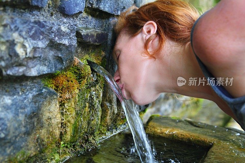 泉水之源，妇女饮用