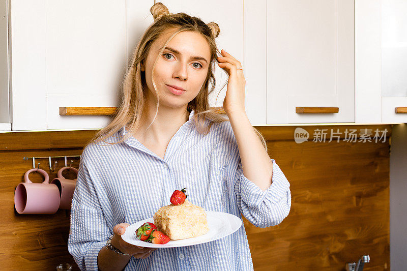 成年妇女的肖像在厨房与新鲜的健康食品。概念与复制空间。女孩正在吃新鲜的甜点，美味的蛋糕