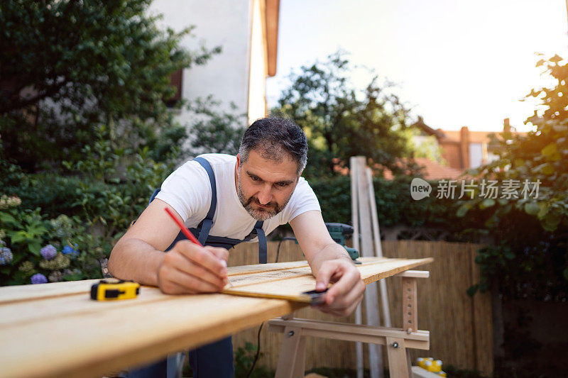 木匠用角尺测量木材的宽度