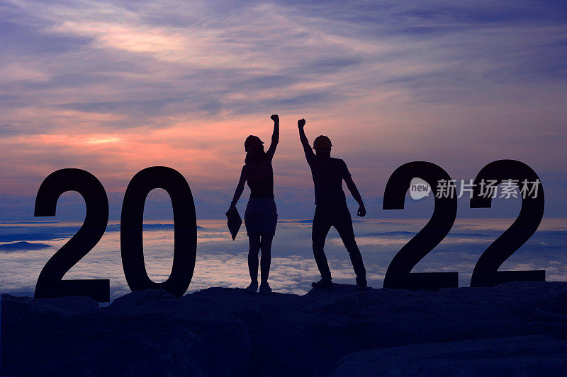 一名妇女和一名男子在庆祝2022年新年时的剪影