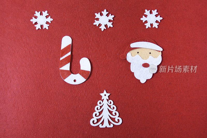 红色的背景上有圣诞老人，带着雪花和圣诞树