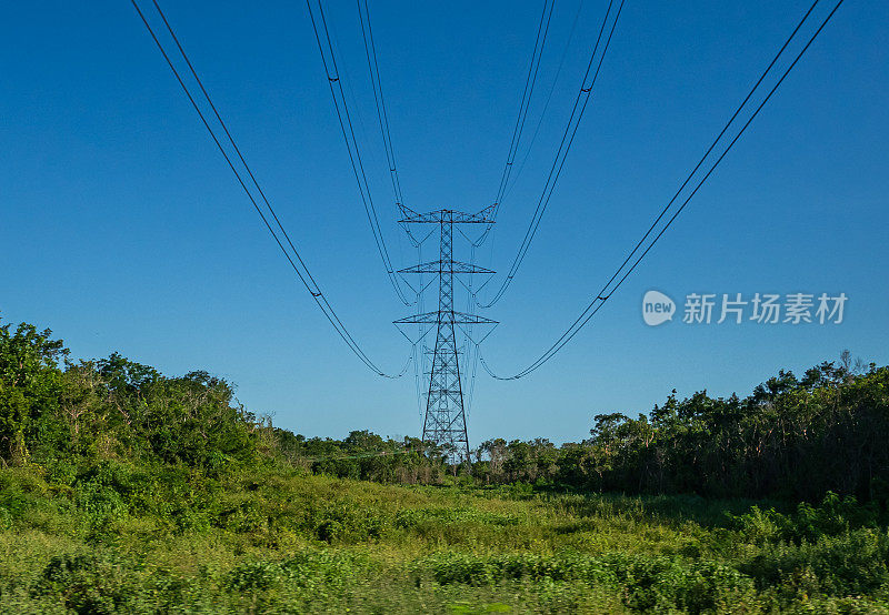 电力线塔横跨墨西哥农村地区