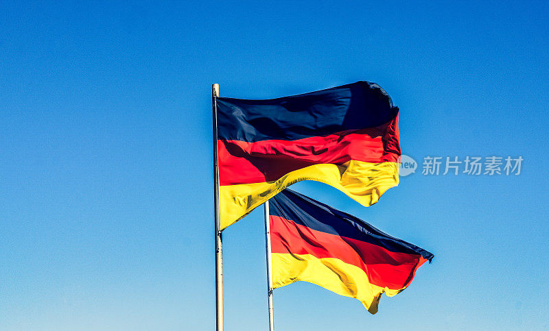 两面德国国旗迎风飘扬。