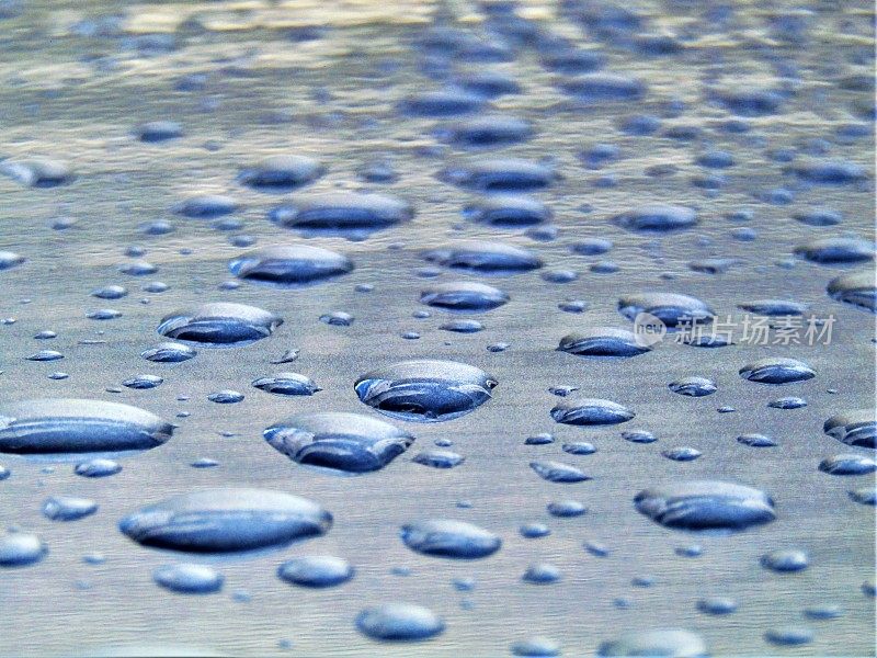 雨后我的车。特写镜头。