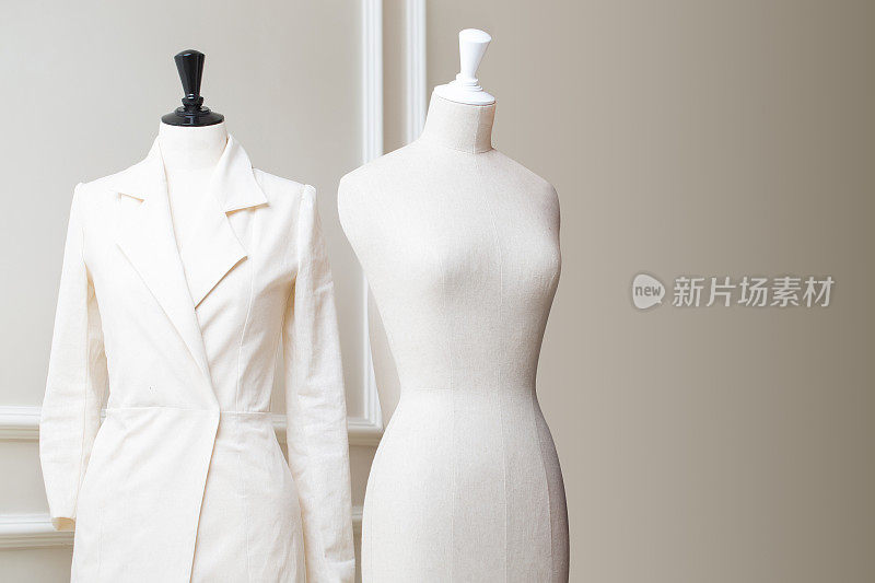 裁缝的纺织模型在服装设计师的陈列室