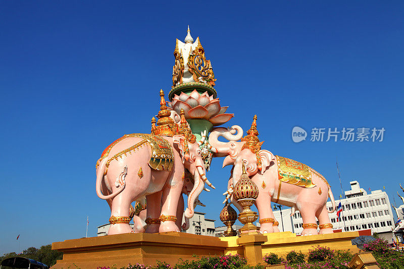 在阳光明媚的日子里，曼谷市中心的彩色大象雕像