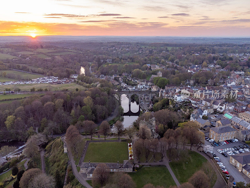 在日落时的鸟瞰历史高架桥和Nidd河在Knaresborough，北约克郡，英国。用0级无人机拍摄