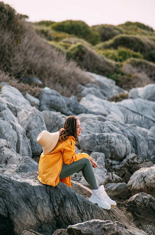 海滩峭壁上的年轻女子