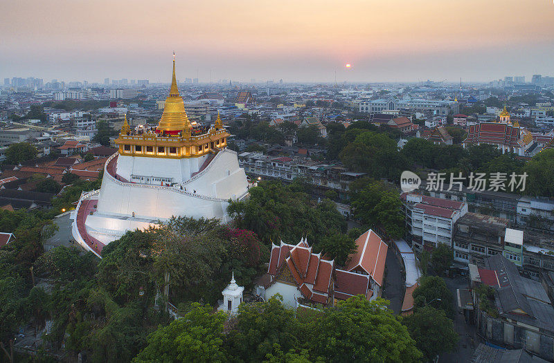 金山是泰国曼谷的旅游胜地，这是著名的宗教地标萨吉寺。