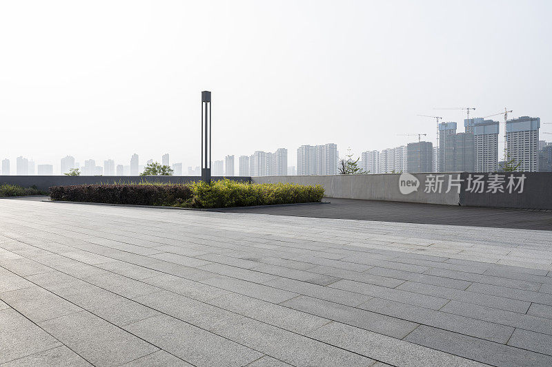 空广场和现代城市背景。