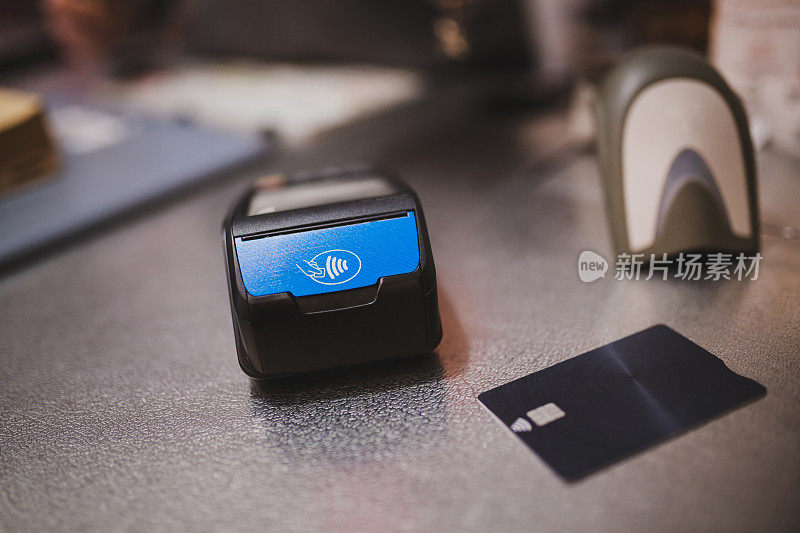 使用NFC技术的非接触式信用卡支付，信用卡读卡器，支付终端。