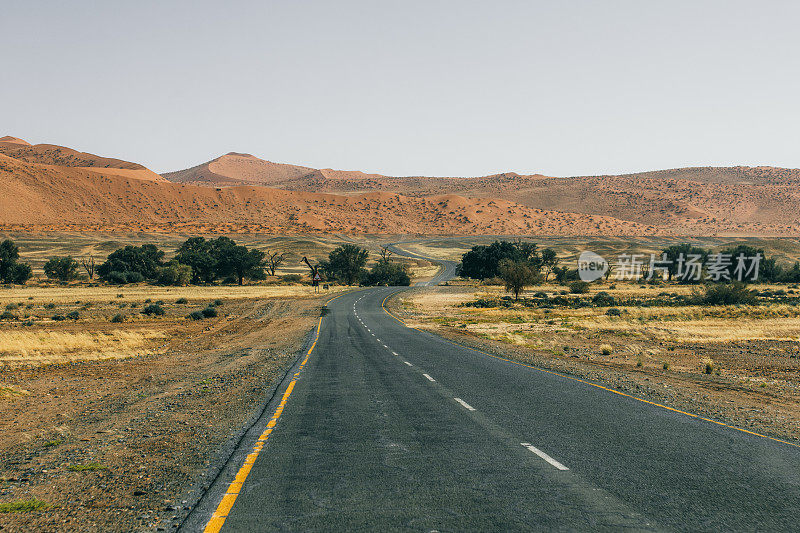 风景优美的道路，背靠纳米比亚的群山
