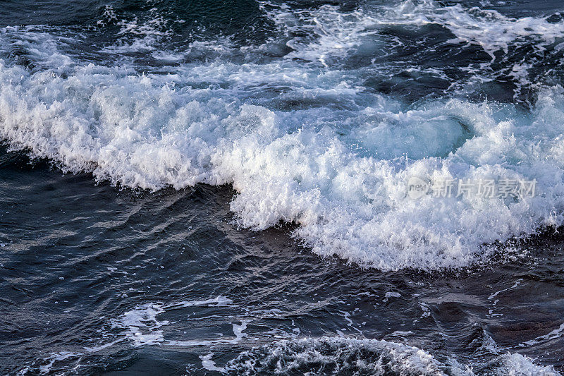 海浪拍打着海岸