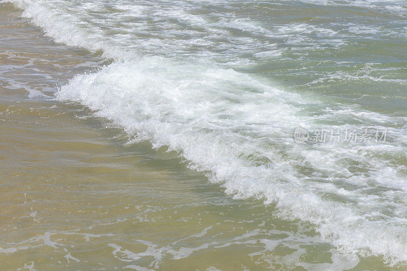 海浪冲到岸边的特写