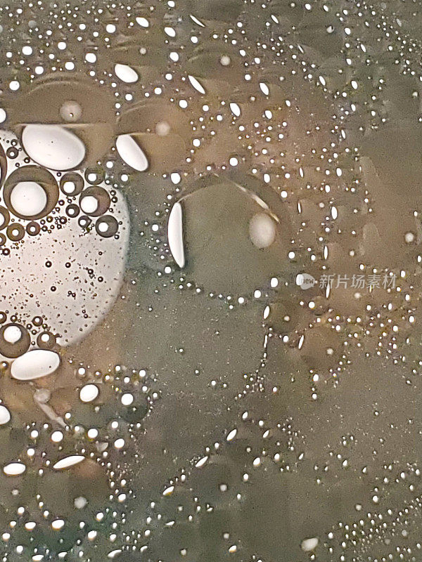 油和水不能混合——在一个旋转的玻璃碗里会产生气泡、漩涡和反射