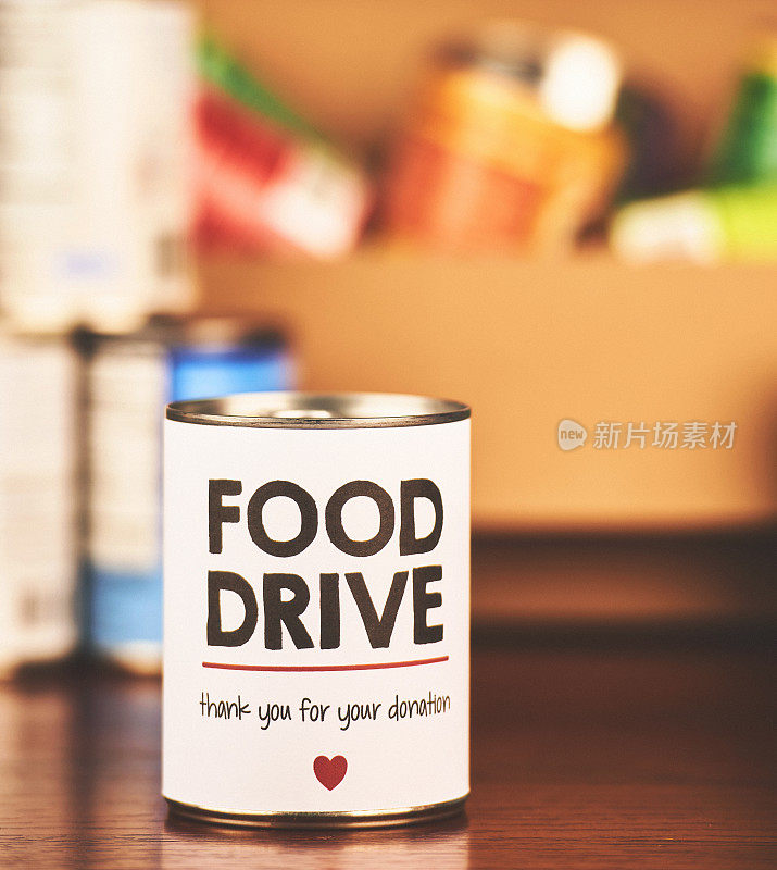 食物开车。桌上的罐头食品和装满罐头食品的盒子，捐给食品银行