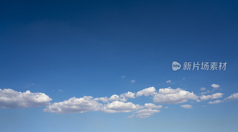 蓝色的夏天天空与白云完美的天空背景