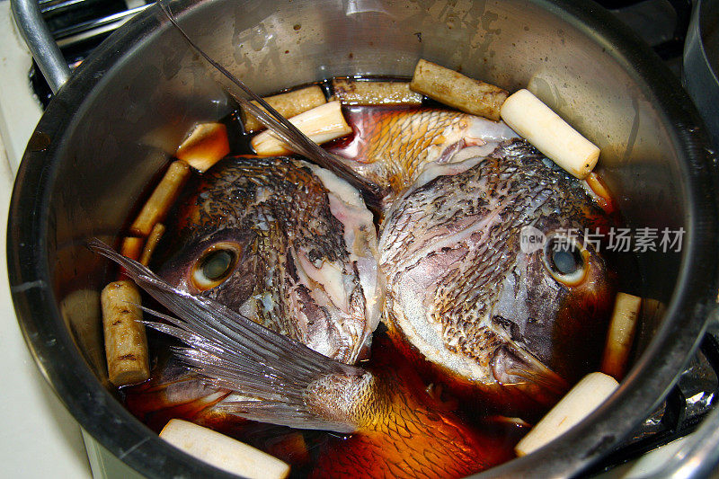 将红鲷鱼头剁碎，准备好作豉油，与葱等调料在火锅中煮熟。