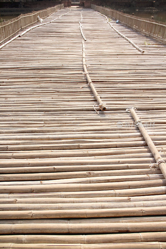 长竹木桥横跨河底