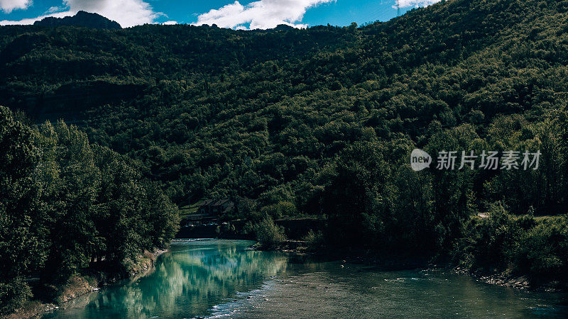 欧洲的意大利风景。旅游概念，旅游摄影。欧洲山脉，白云石照片。农业，意大利的环境图景。山丘，天空和云彩。