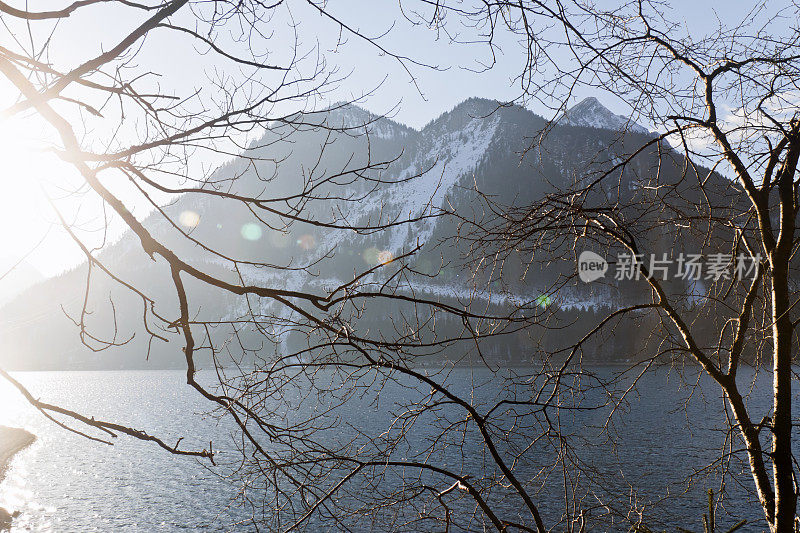 日落时分的瓦尔辰湖的赫尔佐格斯坦特山