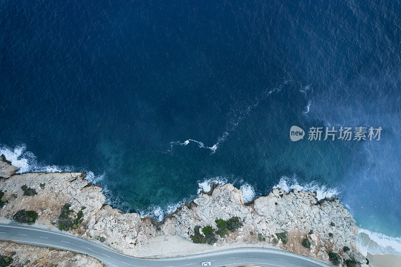 海浪拍打着海滩的鸟瞰图