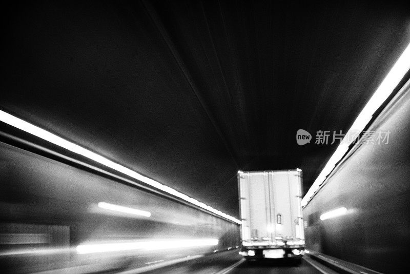 卡车开过隧道。