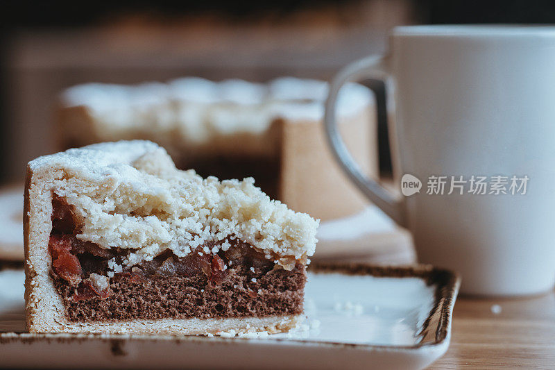 咖啡配苹果派和蛋糕，木制背景的派和咖啡