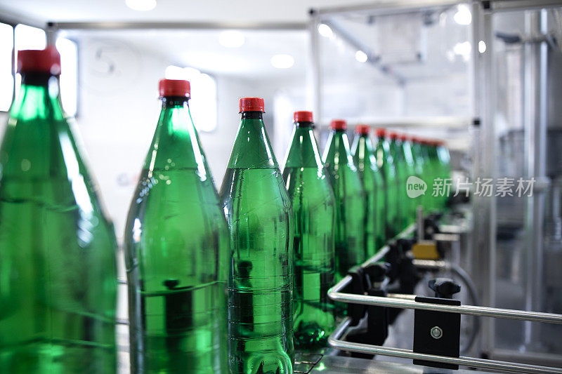 用传送带运送饮用水和瓶子的工业生产。