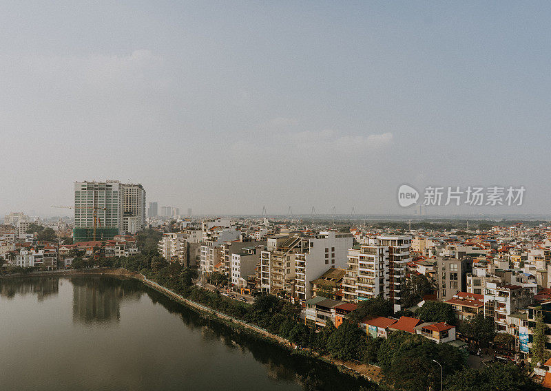 越南河内的城市景观，摩天大楼的城市天际线，住宅楼在白天紧挨着开阔的大海