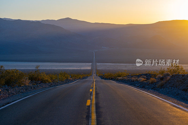 笔直的公路在夕阳下