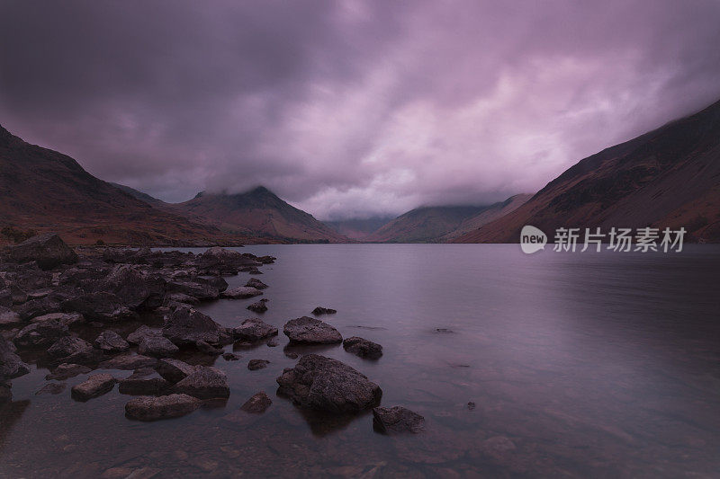 全景废水，Scafell派克和大山墙覆盖在云，湖区国家公园，坎布里亚，英格兰，英国，欧洲