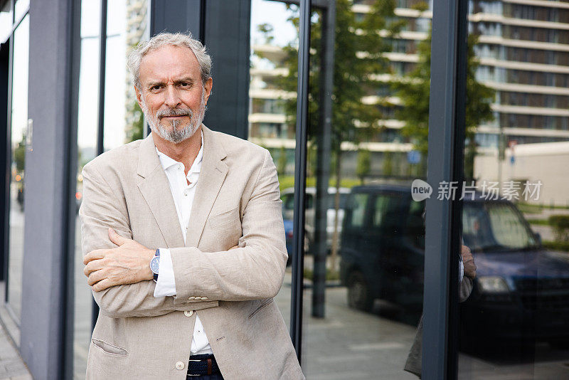 自信的商人摆姿势