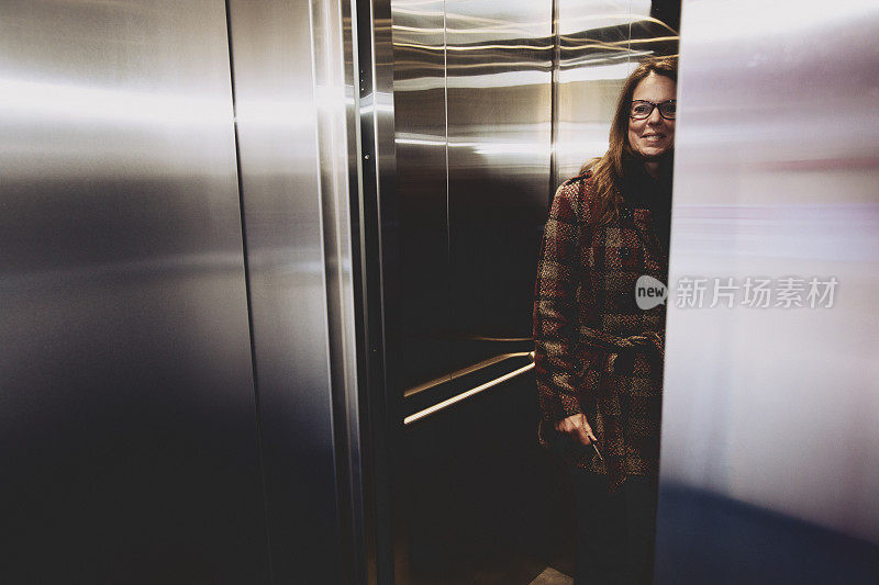 电梯里的女人