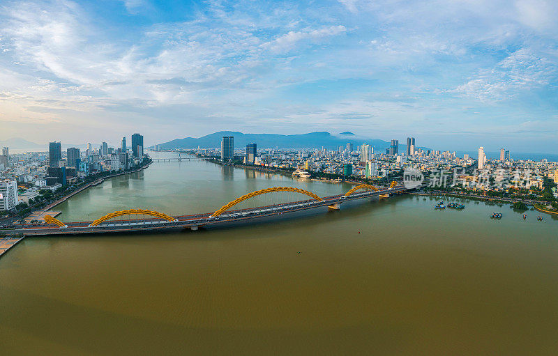 岘港市的龙桥